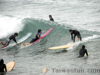 Surf's up in central Taiwan's Da-an