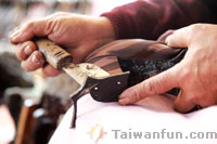 Shoe repairman Chiang Po-hui