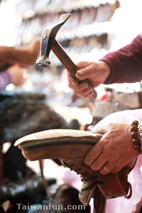 Shoe repairman Chiang Po-hui