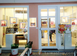 Arts and Crafts Supply Store for Dolls